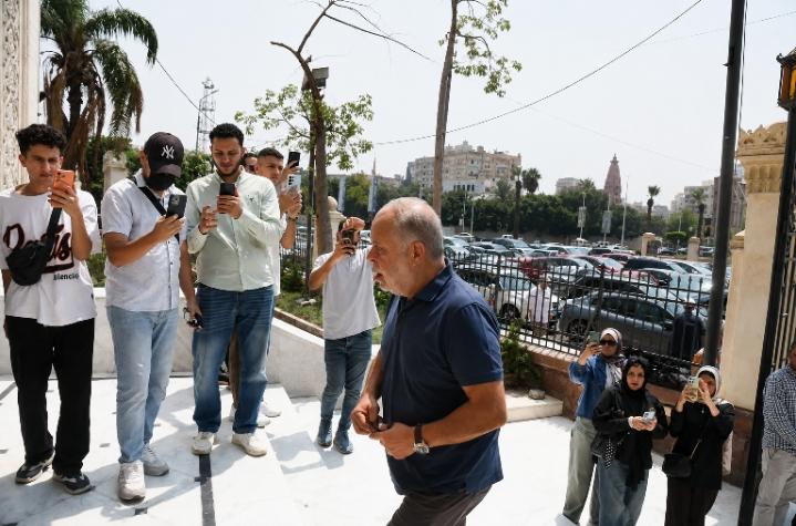 انهيار نجل محمد التاجي في جنازة والده