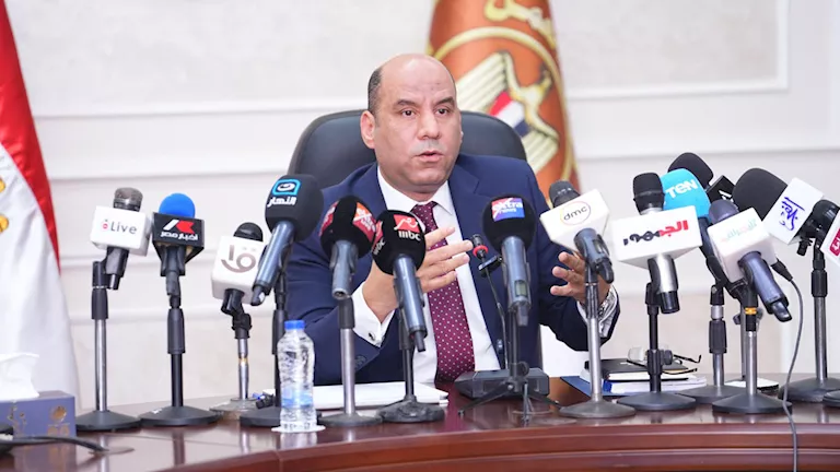 قواعد جديدة لحماية العمال.. حظر السخرة والتحرش واحتجاز مستندات العاملين