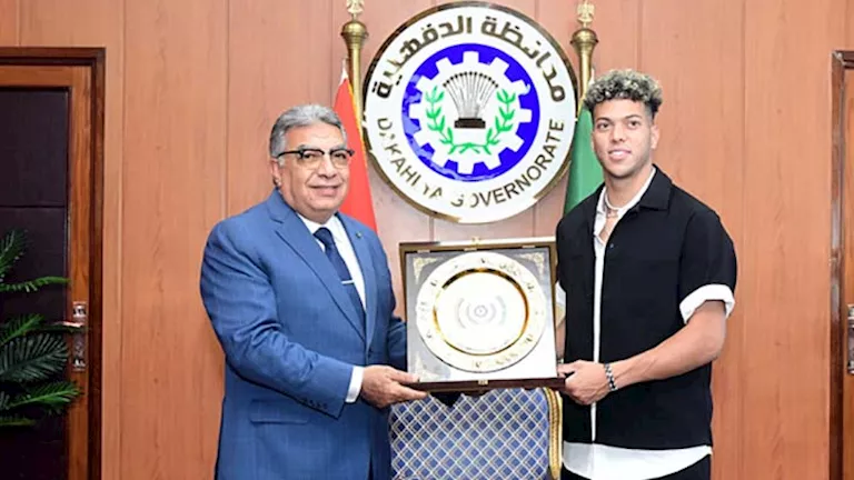 محافظ الدقهلية يكرم إمام عاشور بعد تألقه مع منتخب مصر في كأس العالم