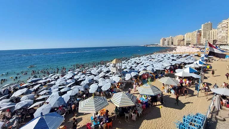 كامل العدد.. شواطئ الإسكندرية تستقبل آلاف المصطافين في عطلة الجمعة (فيديو وصور)