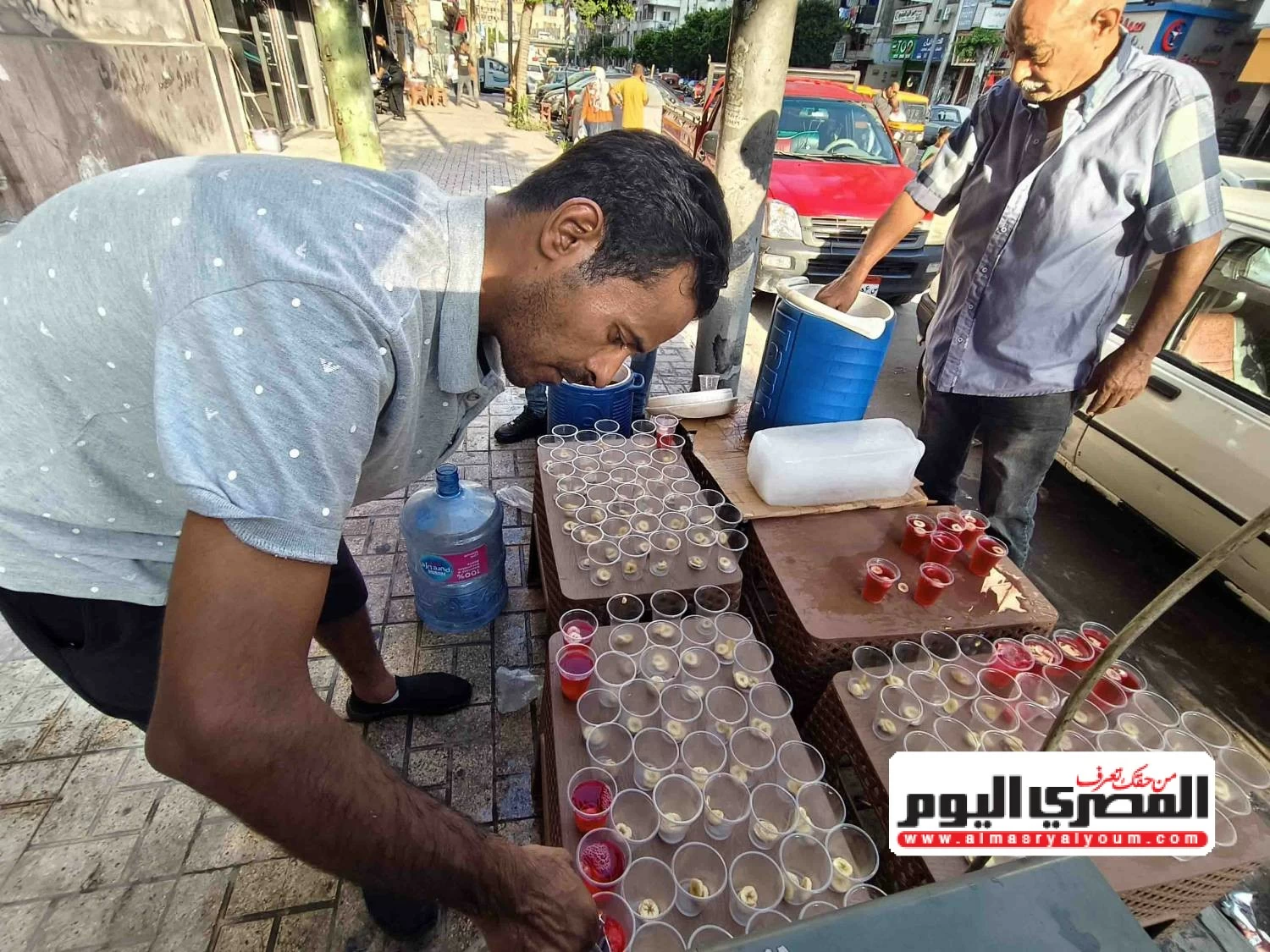 أهالي الإسكندرية يوزعون الشربات بالموز احتفالًا بالمولد النبوي