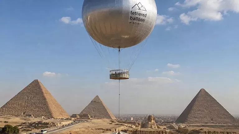 15 دقيقة في السماء.. ماذا نعرف عن مشروع البالون الثابت بالأهرامات؟