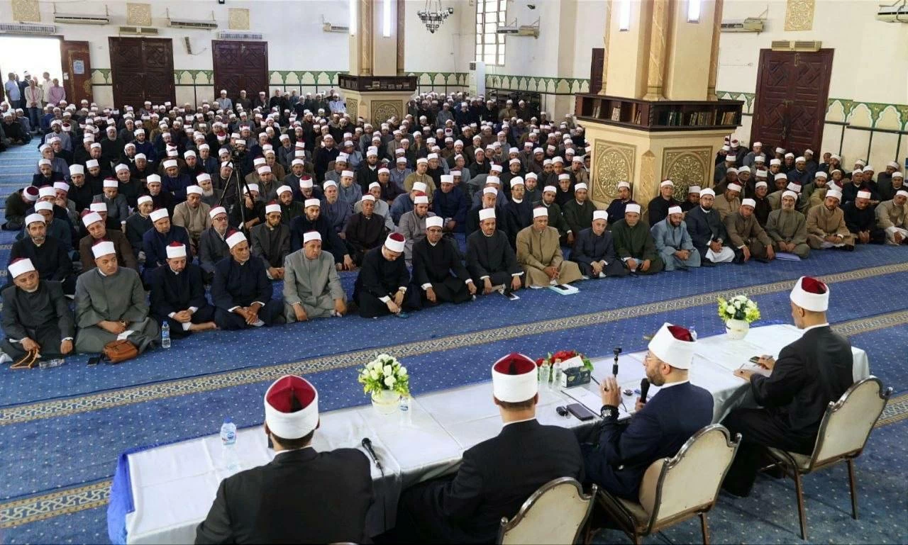 «الأوقاف» تبدأ توزيع 8 آلاف  زي أزهري كامل للأئمة