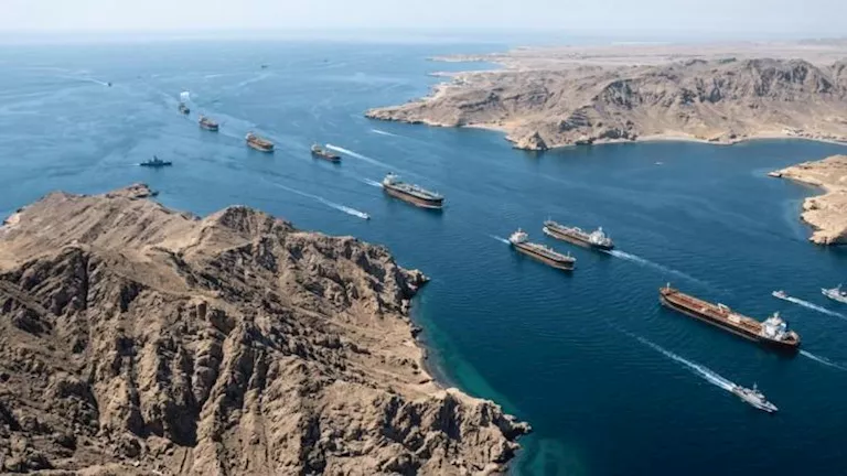 "أحدهما لا يخضع لإيران".. البحرية الدولية تكشف عن مسارين للعبور من مضيق هرمز