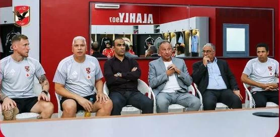 «تحلّوا بشخصية الأهلي».. تفاصيل اجتماع الخطيب وياسين منصور وعبد الحفيظ مع اللاعبين والجهاز الفني