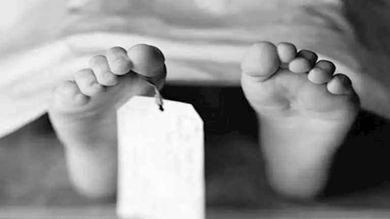والدته تسلمته في حالة ذهول.. التصريح بدفن جثمان الطفل المتوفى بسيارة والده