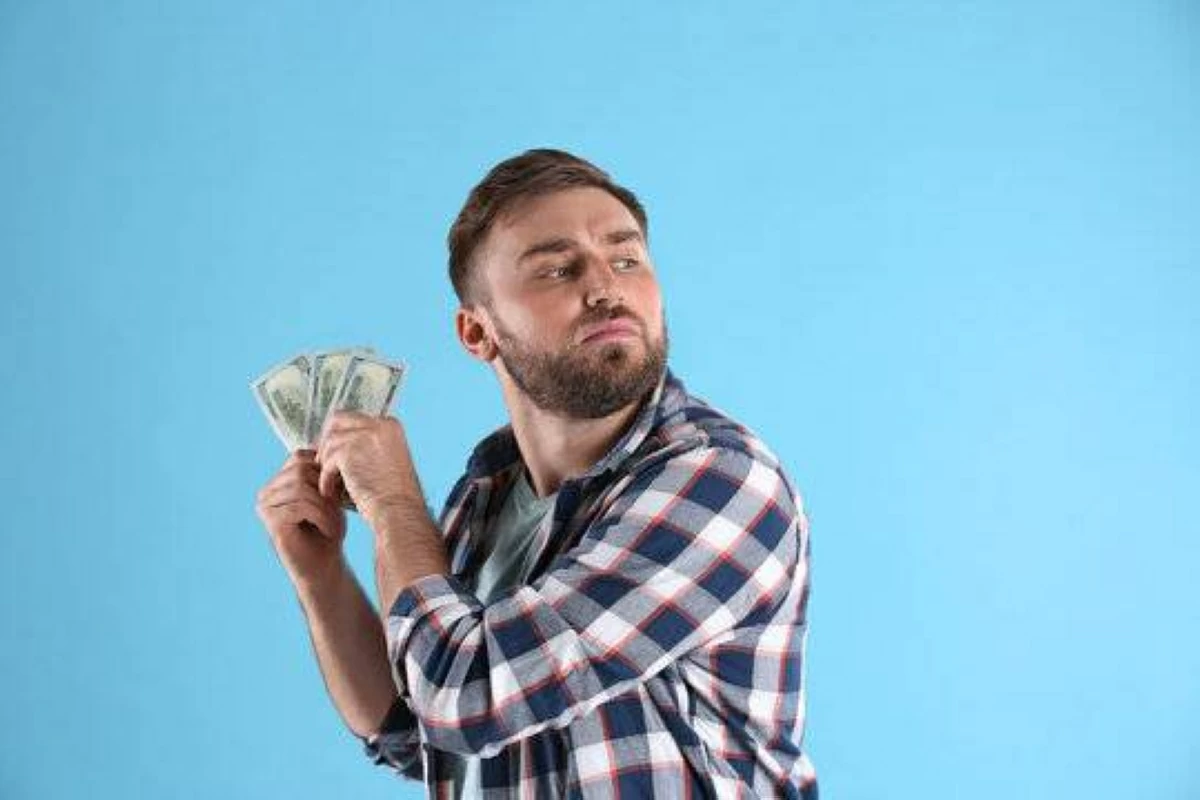 «قبل ما تطلب منهم سلفة».. 4 أبراج توصف بالبخل في التعامل مع المال