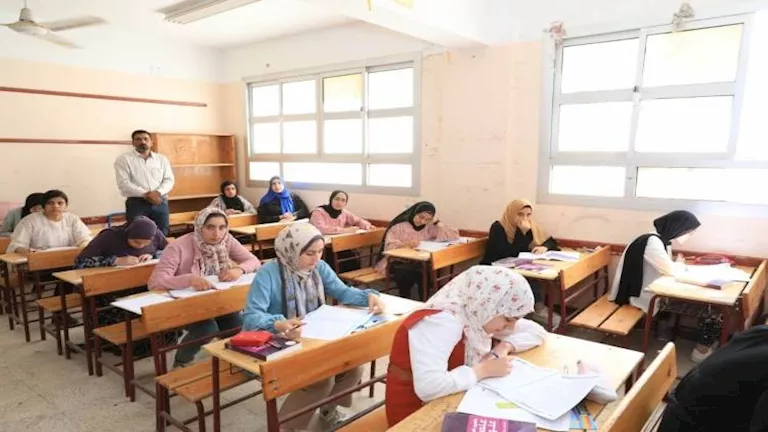 طالبة تلد داخل لجنة ثانوية عامة بالدقي.. ونقلها إلى المستشفى