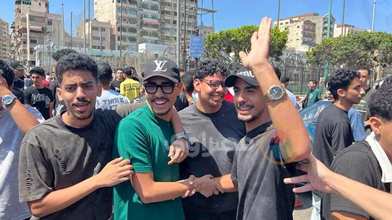 الامتحان سهل.. فرحة طلاب الثانوية ببورسعيد بامتحان اللغة الأجنبية الثانية- فيديو وصور 