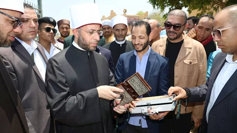 بالصور- شاب من المنيا يفاجئ وزير الأوقاف بهديتين نادرتين في البهنسا 