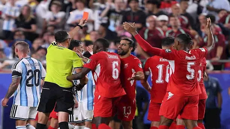 لأول مرة في التاريخ.. هل استعان الحكم بقانون جديد لطرد لاعب سويسرا أمام الأرجنتين؟