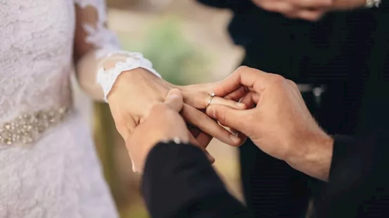 "شاذ وأهله زوجوه خوفًا من الفضيحة".. محامي الزوجة المصابة بالإيدز عن طريق زوجها يكشف تفاصيل صادمة (خ