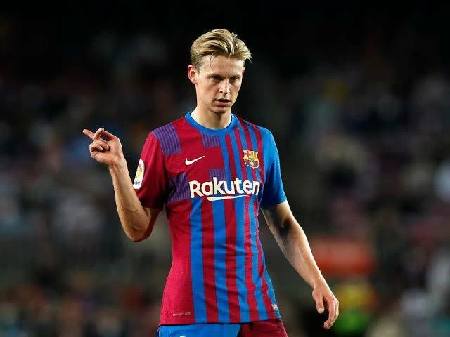 برشلونة يقترب من استعادة خدمات فرينكي دي يونج