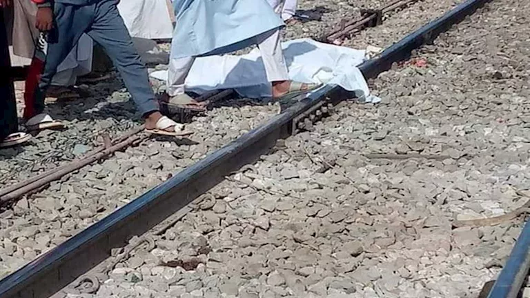 أثناء عبوره المزلقان.. مصرع عامل دهسًا تحت عجلات القطار بالمنيا
