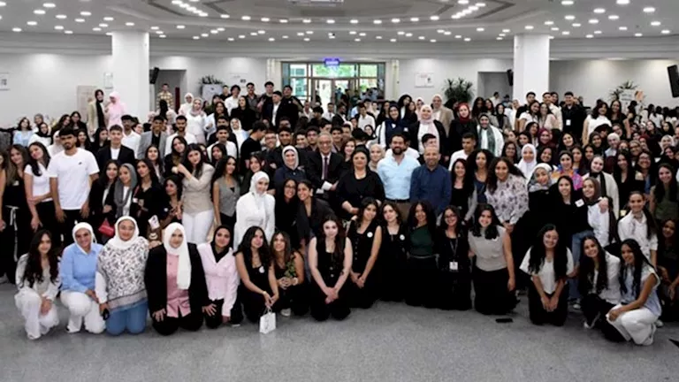 الجامعة الألمانية تعرض "مستحضرات تجميل وعناية بالبشرة" أنتجها طلاب صيدلة