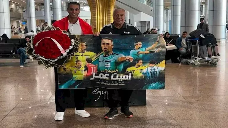 رسالة غامضة من والد أمين عمر بعد استقباله في المطار