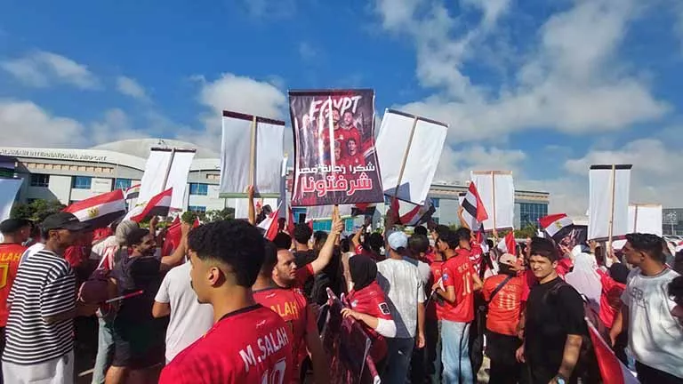 في حب الأبطال.. حشود جماهيرية أمام مطار العلمين انتظارا لوصول منتخب مصر -فيديو